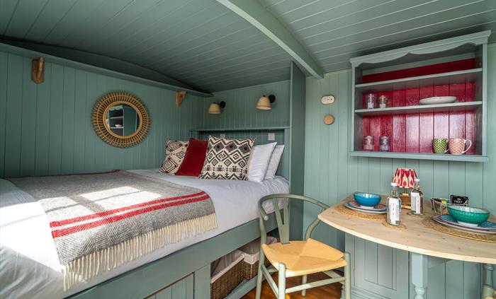 Barlwyd Off-Grid Glamping Shepherd's hut with King size bed